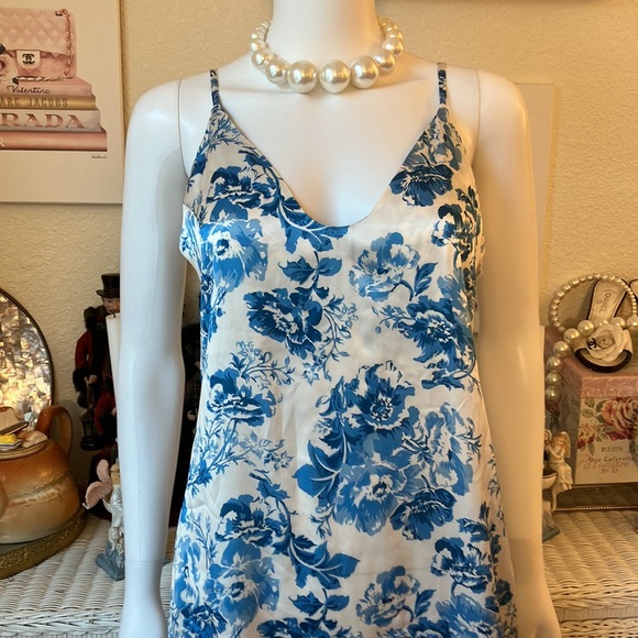 Reformation Sofia Floral 100% silk dress in Olympia print blue color Size 2 - Picture 4 of 12